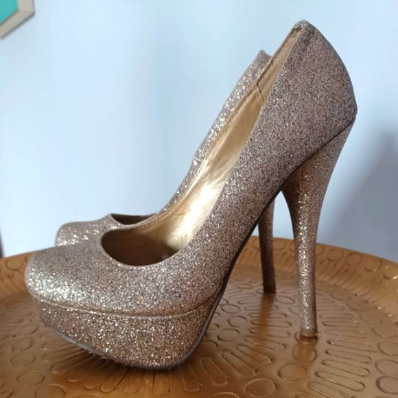 Shoes - 💰3/$30 Gold Pumps